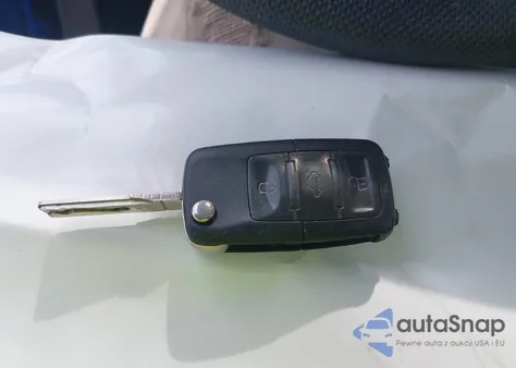 2005 Volkswagen New Beetle Gl z USA, uszkodzony, nr VIN 3VWBK31C75M404329